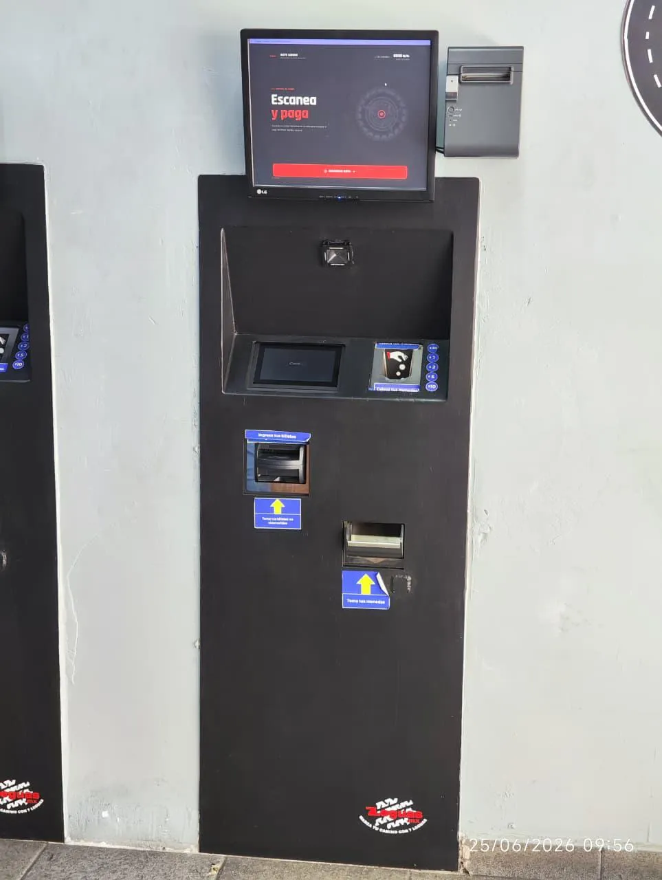 Pantalla de autoservicio pidiendo escanear el ticket de compra