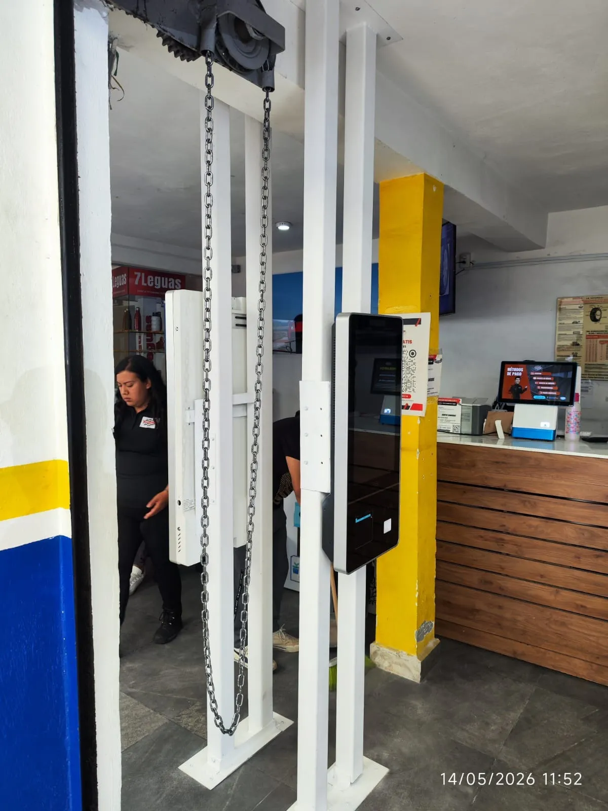 Quiosco de autoservicio instalado junto al mostrador de 7 Leguas