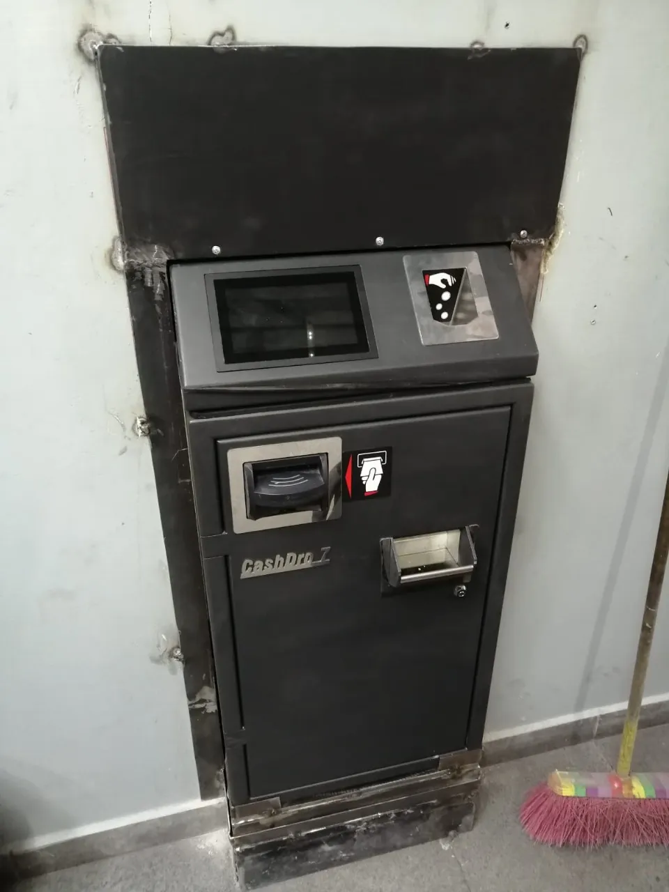 Caja automática CashDro Z recién instalada en la pared