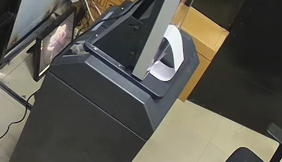 Ticket saliendo impreso de la caja automática CashDro